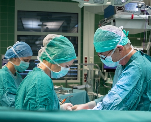 Chirurgin und Chirurg bei einer Operation