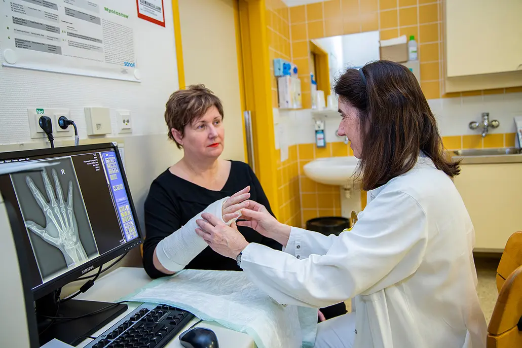 Klinik Donaustadt Ärztin untersucht Arm einer Patientin