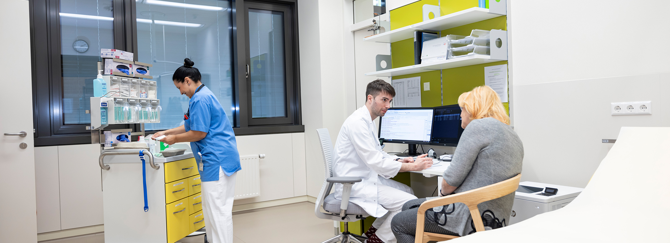 Klinik Floridsdorf Orthopädie und Traumatologie Patientin mit Arzt und Pflegerin