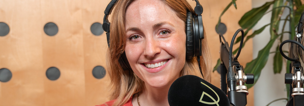 Lisa im Tonstudio